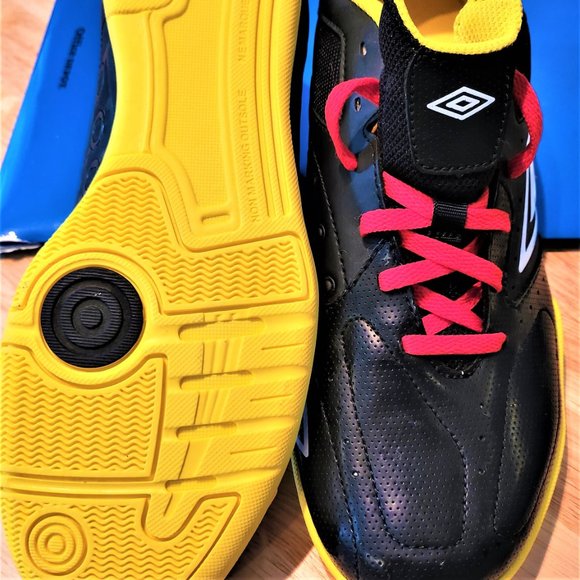 Soccer shoes Men NWT Umbro Indoor futsal 9 Samba 80427U DISCOUNT SHIPPING Black